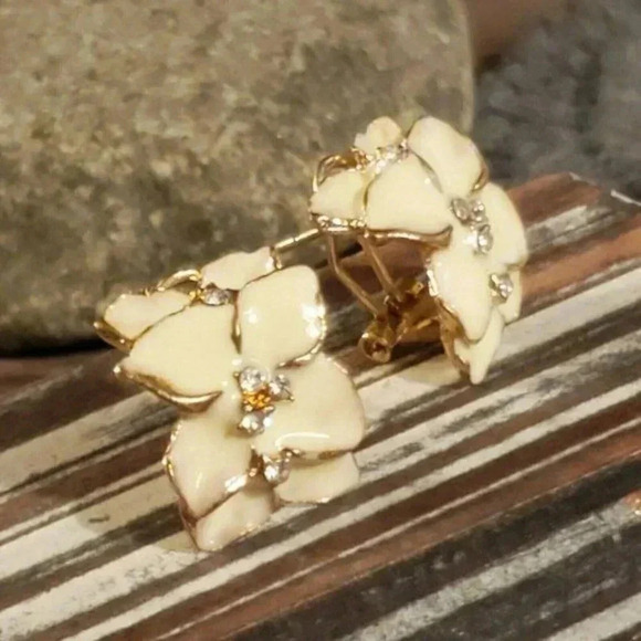 Winter White Glossy Enamel Tropical Flowers Austrian Crystal Gold Tone Earrings - Picture 5 of 8